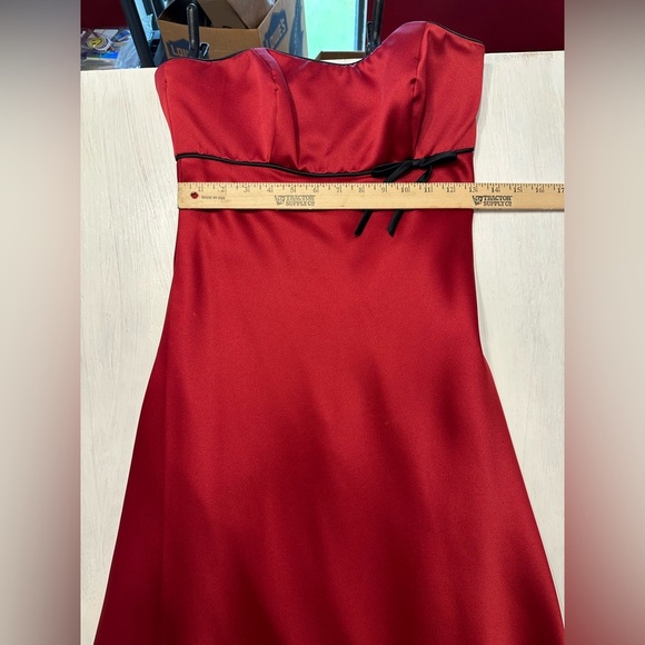 Alfred Angelo Strapless Claret Red Gown Black Trim Size 4 Style 6132 Formal - Picture 6 of 8